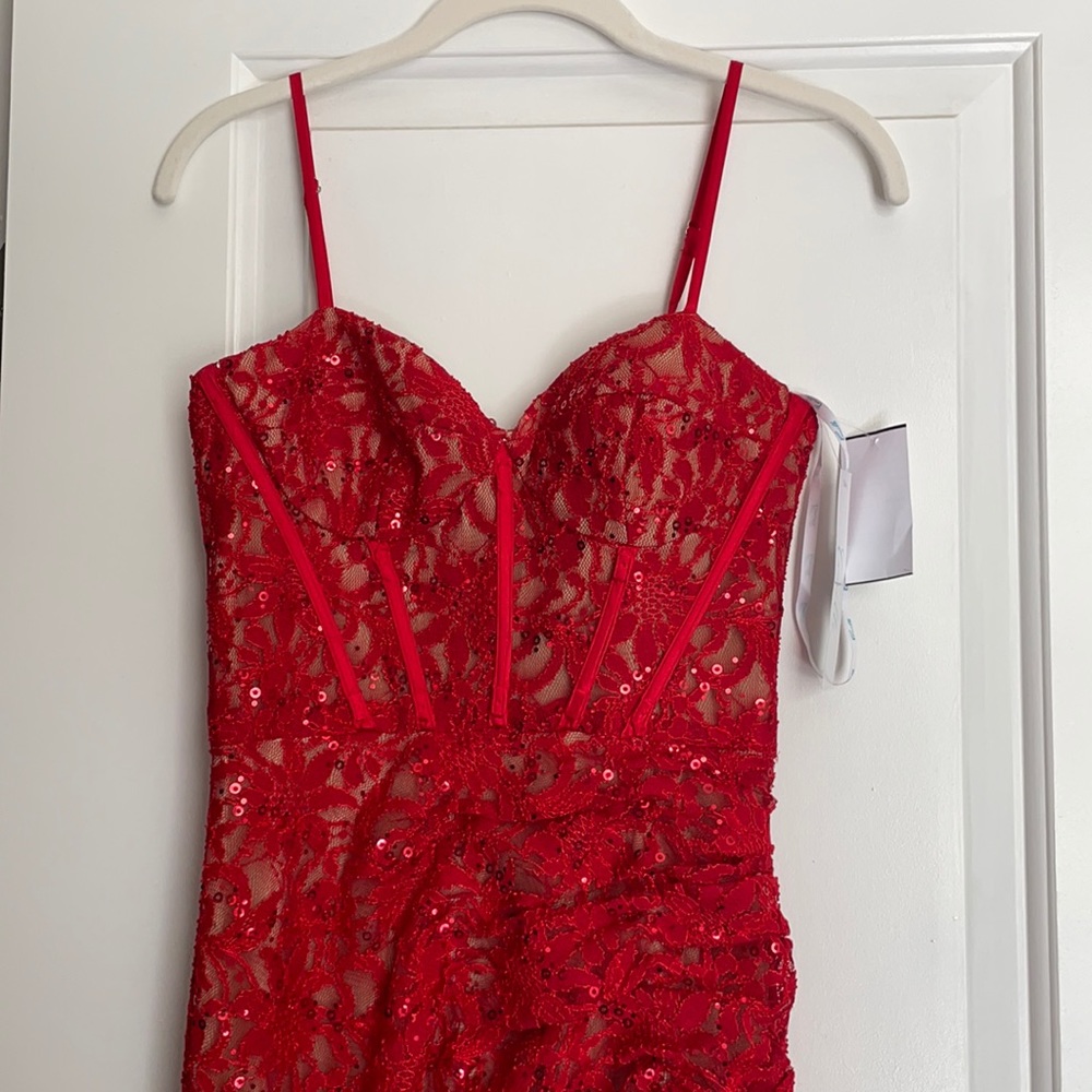Prom dress never worn! Size 2 but fits bigger. I’m 5’5 & it touches the floor.